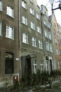 グダニスクにあるGdańskie Apartamenty - Apartament Szeroka with 2 roomsの大きなレンガ造りの建物