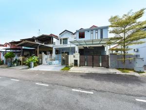 uma casa ao lado de uma rua em OYO Home 90532 Casa Azlinda Muslim Homestay Ii em Johor Bahru