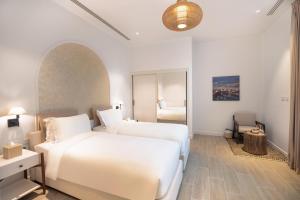 Una cama o camas en una habitación de Mina Hotel and Residences By The Torch