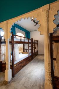 Habitación con 2 literas y techo. en Hostel Mantra en Udaipur