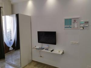 Uma televisão e/ou sistema de entretenimento em Altozano Room I, Estudió, centro de Málaga, GayFriendly, Wi-Fi gratis