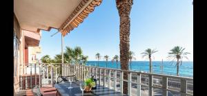 balcone con tavolo, palme e oceano di Vistamar Beach 30 min Barcelona a Vilassar de Mar