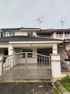 a house with a gate in front of it at Gaya Homestay 3Bed 2Bath 12pax Taman Gaya JB 5min to Aeon&Ikea 高雅民宿 in Ulu Tiram