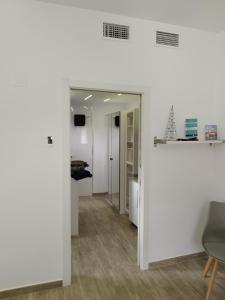 a room with a white wall and a hallway at Altozano Room II, Estudió centro de Málaga Gayfriendly, Wi-Fi gratis in Málaga