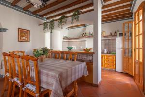 アルダレスにあるCasa Rural Cerca del Caminito del Reyのキッチン(テーブル、椅子、冷蔵庫付)