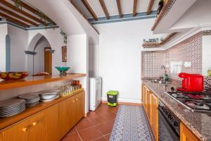 A kitchen or kitchenette at CASAMORA Cerca del Caminito del Rey