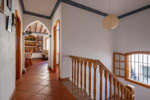 アルダレスにあるCasa Rural Cerca del Caminito del Reyの階段のある家の廊下