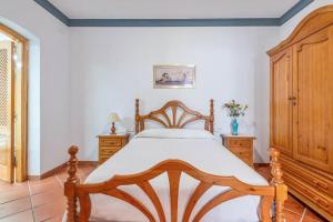 A bed or beds in a room at CASAMORA Cerca del Caminito del Rey
