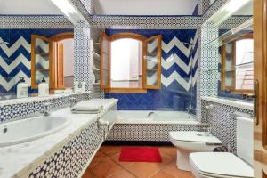 A bathroom at CASAMORA Cerca del Caminito del Rey