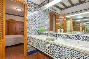 A bathroom at CASAMORA Cerca del Caminito del Rey