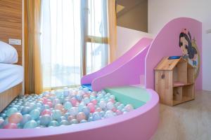 ein Kinderzimmer mit einem großen Pool an Bällen in der Unterkunft 慕研安農民宿 包棟 KTV 游泳池 羅東運動公園 22p in Yilan