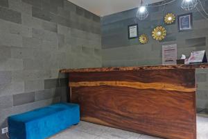 um balcão num quarto com uma parede de tijolos em SUPER OYO 92134 Bogor Guest House Syariah em Bogor