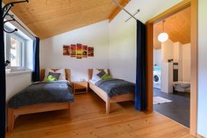 ein Schlafzimmer mit 2 Betten und ein Badezimmer in der Unterkunft Ferienlodge MariAndl in Bad Goisern