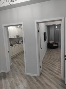 ビシュケクにあるСнять квартиру в Бишкекеのリビングルーム付きのキッチンへの開放的な出入り口