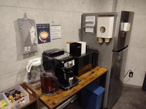 eine Theke mit Kaffeemaschine darüber in der Unterkunft Fuji Guest House Ao in Fujikawaguchiko