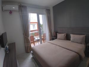 Postel nebo postele na pokoji v ubytování PURNAMA BALIGE HOTEL