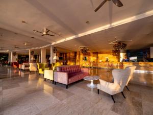 - un hall avec des chaises, un canapé et une table dans l'établissement Dayang Bay Resort Langkawi, à Kuah