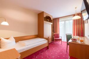 Postel nebo postele na pokoji v ubytování Hotel Astoria - Alexandra Krämer eK
