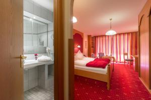 Postel nebo postele na pokoji v ubytování Hotel Astoria - Alexandra Krämer eK