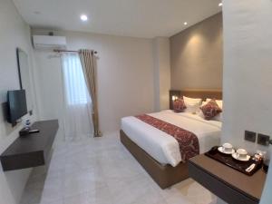 Postel nebo postele na pokoji v ubytování PURNAMA BALIGE HOTEL