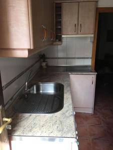 cocina con fregadero y encimera en Casa Rural Concejo 1 en La Adrada