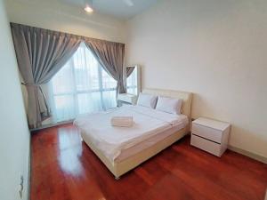 1 dormitorio con cama y ventana grande en Deluxe Sunrise Suite 3 bedroom 2000sqft Condo Loft B side seaview above Imago Shopping Mall, en Kota Kinabalu