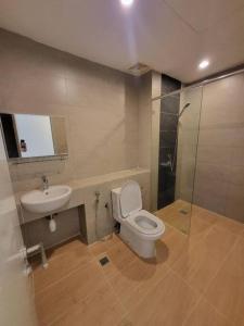 uma casa de banho com um WC, um lavatório e um chuveiro em Deluxe Sunrise Suite 3 bedroom 2000sqft Condo Loft B side seaview above Imago Shopping Mall em Kota Kinabalu