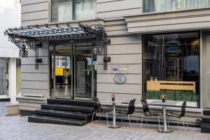 frente a una tienda con sillas frente a un edificio en Misa Hotel, en Estambul