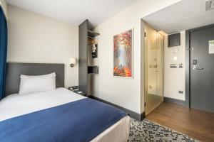 Habitación pequeña con cama y puerta en Misa Hotel, en Estambul