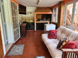 sala de estar con sofá y cocina en El Recuerdo en Villa Urquiza