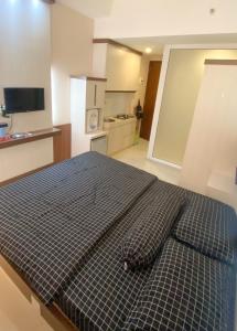 ジョグジャカルタにあるMarda Room By Vivo Apartmentのキッチン付きの客室の大型ベッド1台分です。