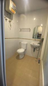 een badkamer met een toilet en een wastafel bij Marda Room By Vivo Apartment in Yogyakarta