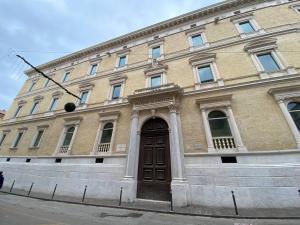 un gran edificio de ladrillo con puerta marrón en Casa Ohana, en Ancona