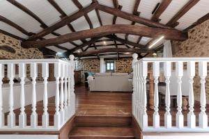 una escalera en una casa con techos de madera en A Casa de Andrea en A Coruña