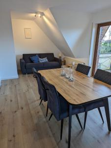 - une salle à manger avec une table et des chaises en bois dans l'établissement Dünengras, à Horumersiel