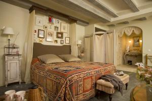 ein Schlafzimmer mit einem großen Bett in einem Zimmer in der Unterkunft Alodia in Alquézar