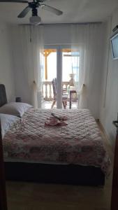 Apartment Biondić في ستاريغراد: غرفة نوم بسرير كبير مع بطانية مزهرة