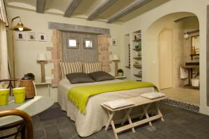 ein Schlafzimmer mit einem großen Bett und einem Tisch in der Unterkunft Alodia in Alquézar