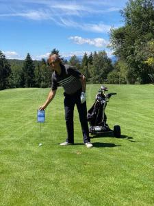 a woman is playing golf with a blue box at Weingut Bachgütl in Cermes