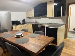 Kuchnia lub aneks kuchenny w obiekcie Ferienwohnung Krallinger