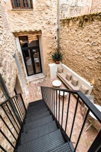 Un escalier mène à un bâtiment en pierre avec une table. dans l'établissement ABBI SUITES Casa Rural, Suites & Spa, à Bocairent