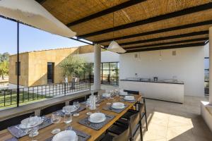 - une salle à manger avec une table et des verres dans l'établissement Casa Carlita - IsulaTravel, à Noto