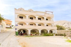 Gallery image of Apartment and Room Bacic in Metajna +31 photos