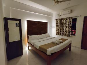 a bedroom with a large bed in a room at Mary Joey in Baga