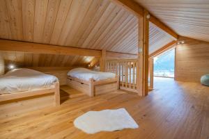 勒莫內蒂耶萊班的住宿－Chalet Aigle，小木屋内一间卧室,配有两张床
