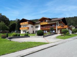 una casa grande con una entrada delante de ella en Ferienwohnungen im Himmelreich, en Lam