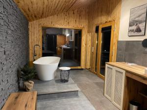Kúpeľňa v ubytovaní Hillside Chalet Kreischberg