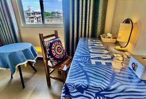 ein Esszimmer mit einem blauen Tisch und einem Stuhl in der Unterkunft Junshe Boutique Guest House in Guilin