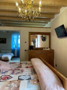 a bedroom with two beds and a chandelier at ROSETO HOLIDAYS AZZURRO in Cavalcaselle