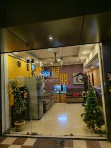 un vestíbulo con un árbol de Navidad en una habitación en Chalil Residency, en Ernakulam